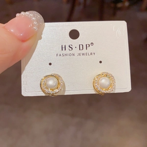 Elegante goldene Perlenohrstecker mit funkelndem Zirkon-Halo auf einer weißen Displaykarte