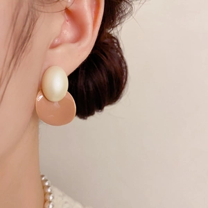 Boucles d'oreilles vintage françaises en ivoire et rose nude avec fini résine