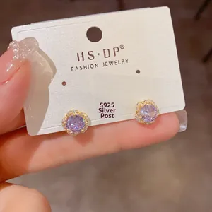 Détails des boucles d'oreilles fleurs en argent S925 avec zircon violet et cristaux brillants