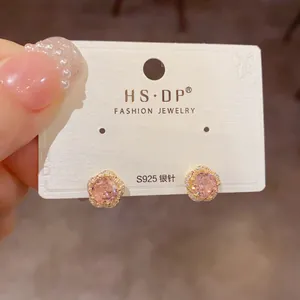 Détail de boucles d'oreilles fleurs en cristal rose avec tige en argent S925