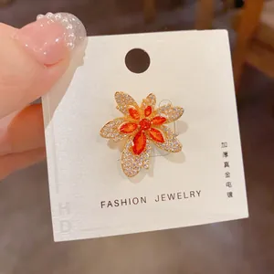 Broche feuille d'érable étincelante avec gemmes orange et strass micro-pave