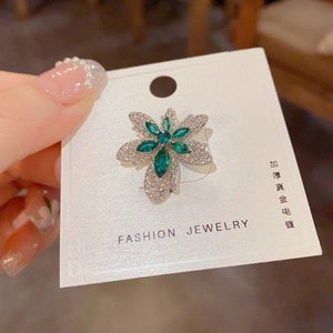 Broche feuille d'érable dorée avec cristaux verts et pavé de zircones cubiques étincelants