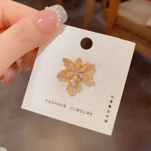 Détail de la broche feuille d'érable avec placage en or véritable et zircons brillants
