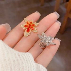 Broches feuilles d'érable en or et argent avec zircons brillants sur tricot