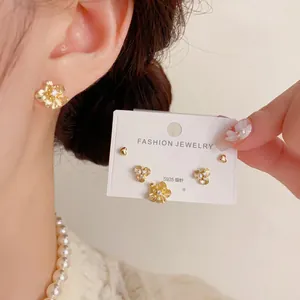 Dreiteiliges Set goldene Blumen und Herz Ohrstecker mit S925 Silberstift für Damen