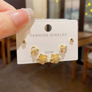 Dreiteiliges Set goldener minimalistischer Herz- und Blumen-Ohrstecker aus S925 Silber