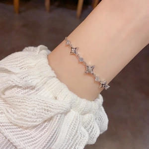 Elegant star pendant bracelet for women with silver metal chain and sparkling crystals