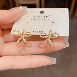 Elegantes pendientes de lazo con perlas y cristales con postes de plata S925