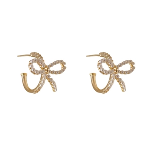 Elegantes pendientes de lazo dorado con microperlas blancas y diseño clásico en C