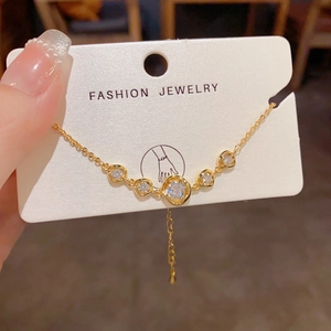 Minimalistisches Goldketten-Armband mit fünf glänzenden klaren Zirkonsteinen für Damen