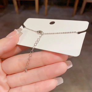 Detailsicht eines silbernen minimalistischen Armbands mit Verlängerungskette und Tropfenanhänger