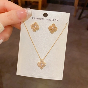 Vue détaillée de l'ensemble bijoux trèfle à quatre feuilles en zircon avec collier et boucles