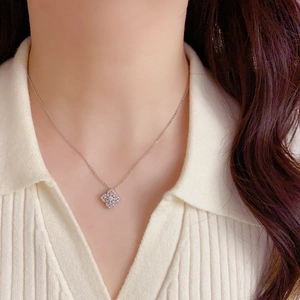 Détail du collier pendentif fleur d'argent avec zircons porté par un mannequin