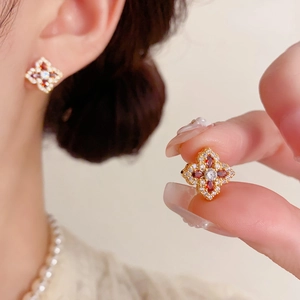 Boucles d'oreilles fleurs style français avec pierres rouges et zircons blancs étincelants