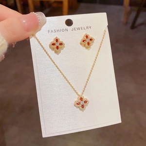 Vue macro détaillée de l'ensemble de bijoux trèfle à quatre feuilles avec zircons