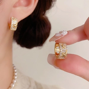 Créoles dorées élégantes avec micro-diamants et charmes en étoile pour femmes