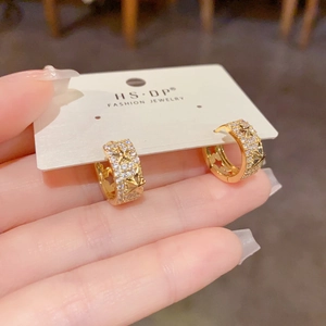 Boucles d'oreilles créoles dorées avec cristaux et pendentifs en forme d'étoile