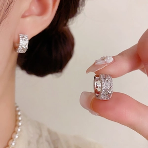 Détails de boucles d'oreilles créoles étoiles en argent serties de diamants