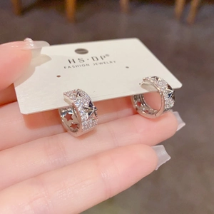 Détail des boucles d'oreilles étoile en argent avec zircons cubiques micro-pavés