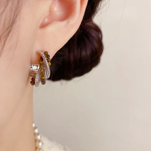 Französische Vintage Silber-Creolen mit braunen Perlen an einem Model getragen