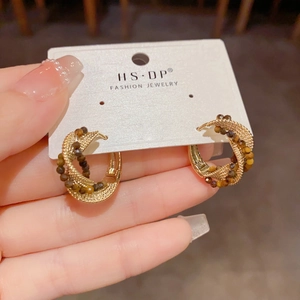 Französische Retro Goldene Creolen mit braunen Perlen und gewebter Metallstruktur