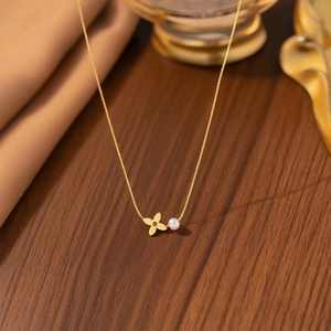 Elegante 18K vergoldete Titanhalskette mit Perle und vierblättrigem Kleeblattanhänger