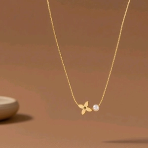Elegante 18K vergoldete Kleeblatt-Halskette mit einer weißen Perle an einer Goldkette