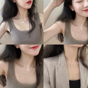 Collier élégant en acier titane doré avec pendentif cœur en nacre blanche pour femme