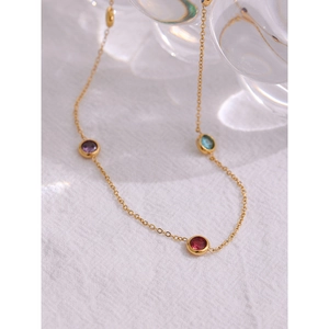 Elegante collar de titanio chapado en oro de 18K con piedras preciosas redondas de colores
