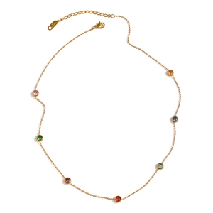 Collar de acero de titanio dorado con siete gemas coloridas y cadena fina de oro de 18K