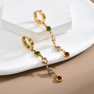 Elegantes pendientes colgantes dorados con cristales de colores y aros minimalistas