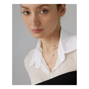 Elegante collar de titanio chapado en oro de 18K con gemas de colores en una cadena fina