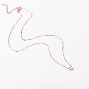 Dettaglio della collana in oro rosa con ciondolo in zircone, chiusura a moschettone e catenina