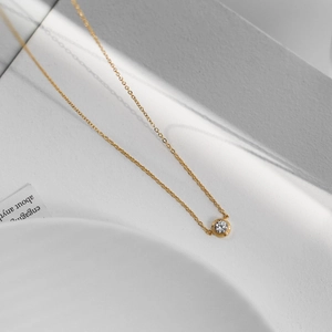 Collana minimalista in titanio oro 18K con ciondolo solitario rotondo a castone