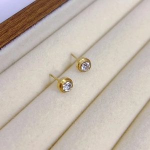 Élégantes boucles d'oreilles dorées en acier titane avec cristaux ronds brillants