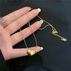 Collier avec pendentif coeur 3D, chaîne serpent dorée et fermoir mousqueton réglable