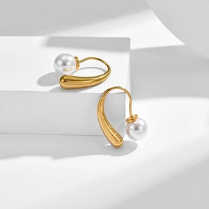 Minimalist gold-plated U-shaped earrings with drop metal and white pearl charm