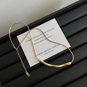 Nahaufnahme des goldenen unregelmäßigen Rohr-Anhängers an einer Schlangenkette