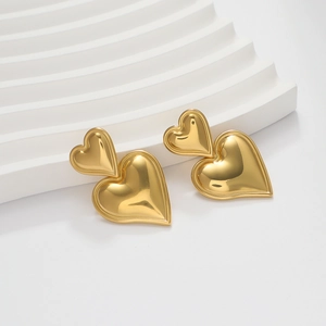 Pendientes de doble corazón en oro de 18k de acero inoxidable sobre un fondo blanco puro