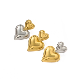 Juego de tres pares de pendientes de botón con forma de corazón en oro de 18k y plata