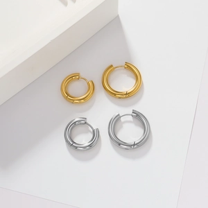 Ensemble créoles en acier inoxydable 4mm or et argent sur bloc de présentation