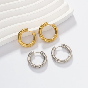 Détail des boucles d'oreilles créoles de 4 mm en or et argent sur support blanc