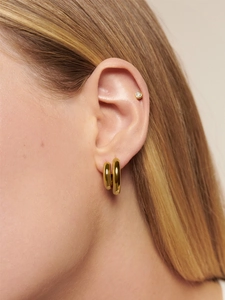 Détail des boucles d'oreilles créoles 18K plaquées or 4mm double couche avec clou