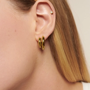 Boucles d'oreilles créoles 4mm en acier inoxydable plaqué or 18K pour un look superposé