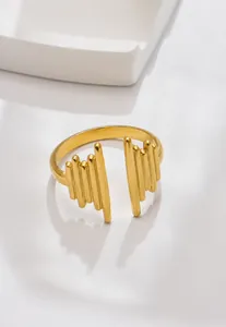 Dettaglio dell'anello in acciaio inossidabile placcato oro 18K con texture a strisce