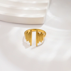 Dettaglio anello in acciaio placcato oro 18K con scanalature verticali irregolari