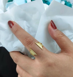 Dettaglio di un anello geometrico placcato oro 18K con design unico a linee parallele multiple