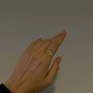 Dettaglio dell'anello in acciaio inossidabile placcato oro 18K con design cilindrico