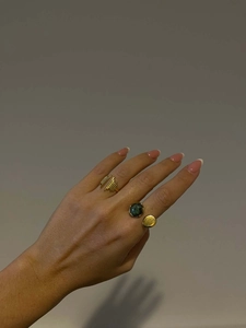 Dettaglio dell'anello geometrico placcato oro 18K e dell'anello con pietra preziosa blu