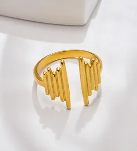 Dettaglio dell'anello in acciaio inossidabile placcato oro 18K con barre geometriche